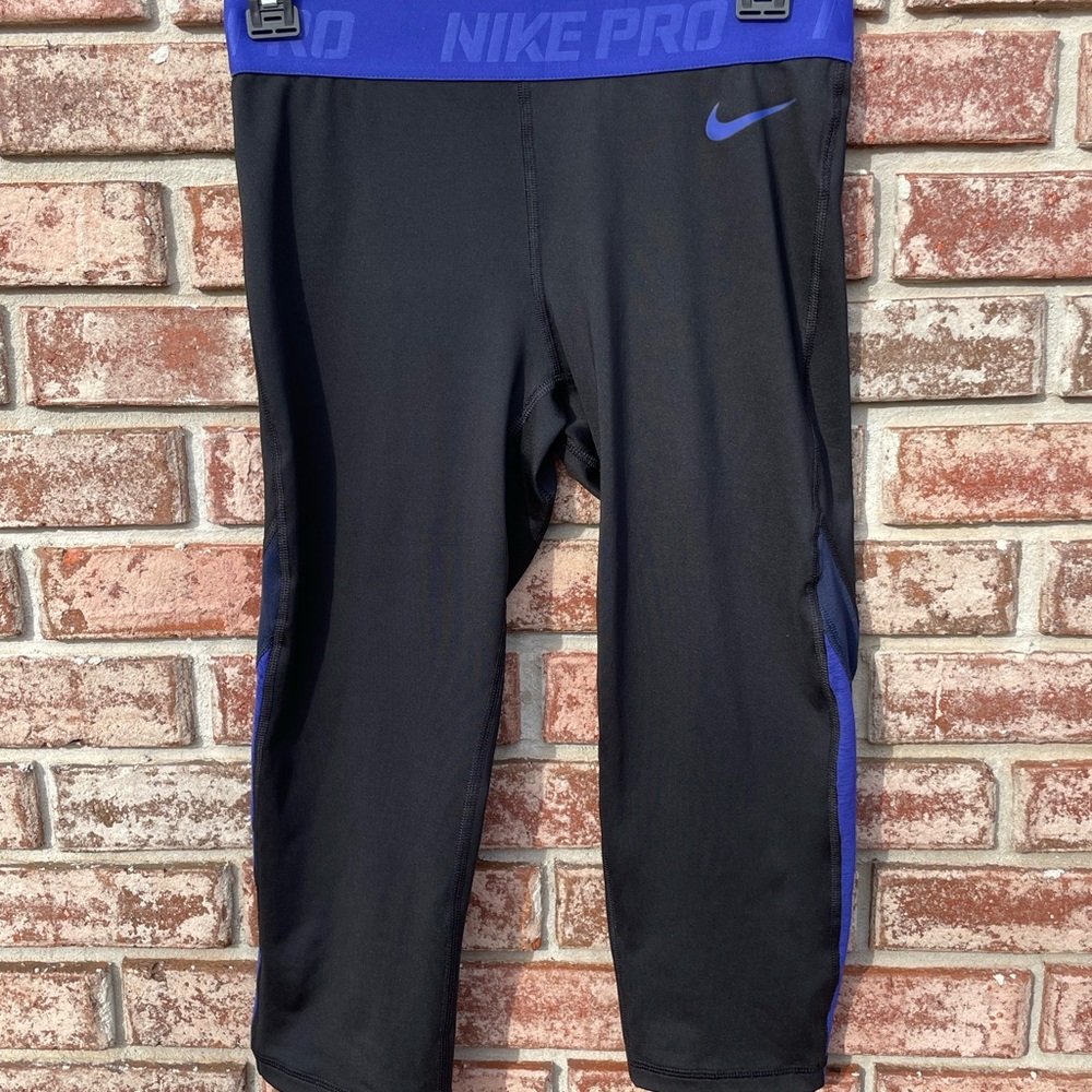 Nike Pro- Women-Medium - 522696012 -HyperCool Flash -Capris - Black/Purple-Blue